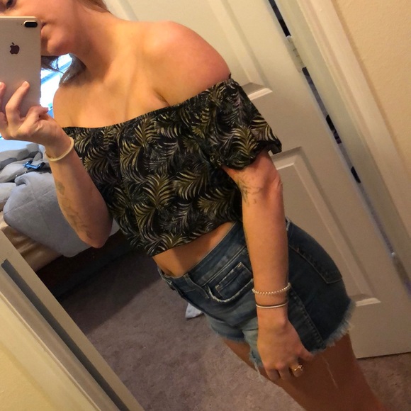 Cute crop top size xs/s stretches. - Picture 2 of 8